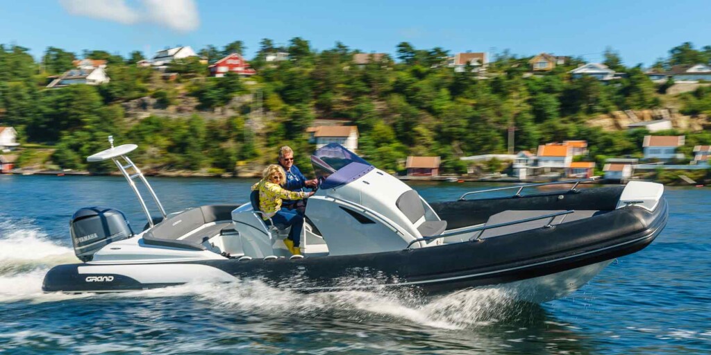 GRAND GOLDEN LINE 27′ 11″ fiberglass rigid inflatable boat (RIB) equipped with steering console, front lifting seat, windshield, handrails, step ends, towing arch, sundecks, and more.